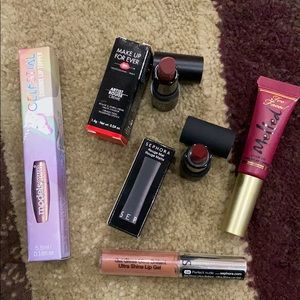 Multiple deluxe lip samples never used